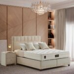 Легло с дамаска в цвят крем и повдигащ механизъм-интериор