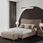 Луксозно тапицирано легло с висока табла примерна подредба