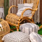 Пуф в екрю цвят и черни геометрични шарки интериор