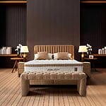 Тапицирана пейка в кафяв цвят с капитонирана седалка-интериор