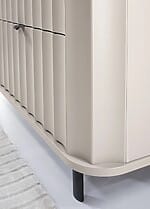 Витрина с три стъклени рафта серия Novado - детайл