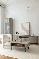 Витрина с три стъклени рафта серия Novado - интериор