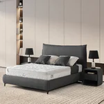 Тапицирано легло с ракла и табла с формата на възглавница - снимка в спалня